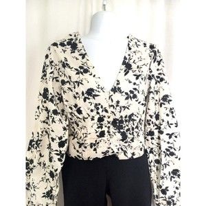 Love Notes Cropped Black White Floral Blouse Women  Size L NWT!